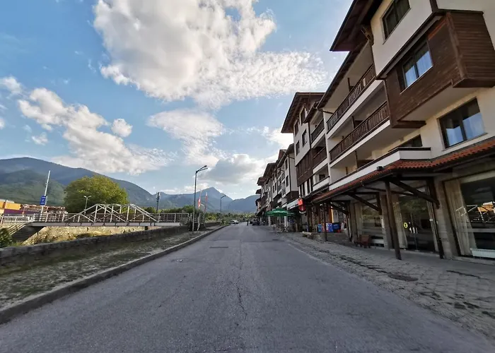 **mountain** Views Just Next To The Gondola Lift 班斯科